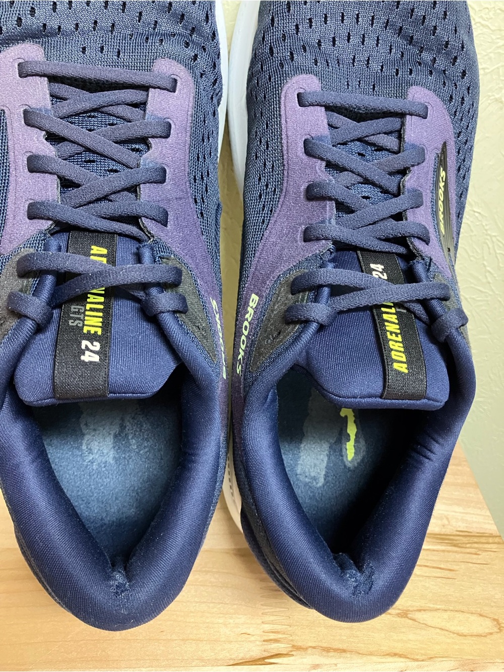 Brooks Women's Adrenaline GTS24 - Picture 12 of 14
